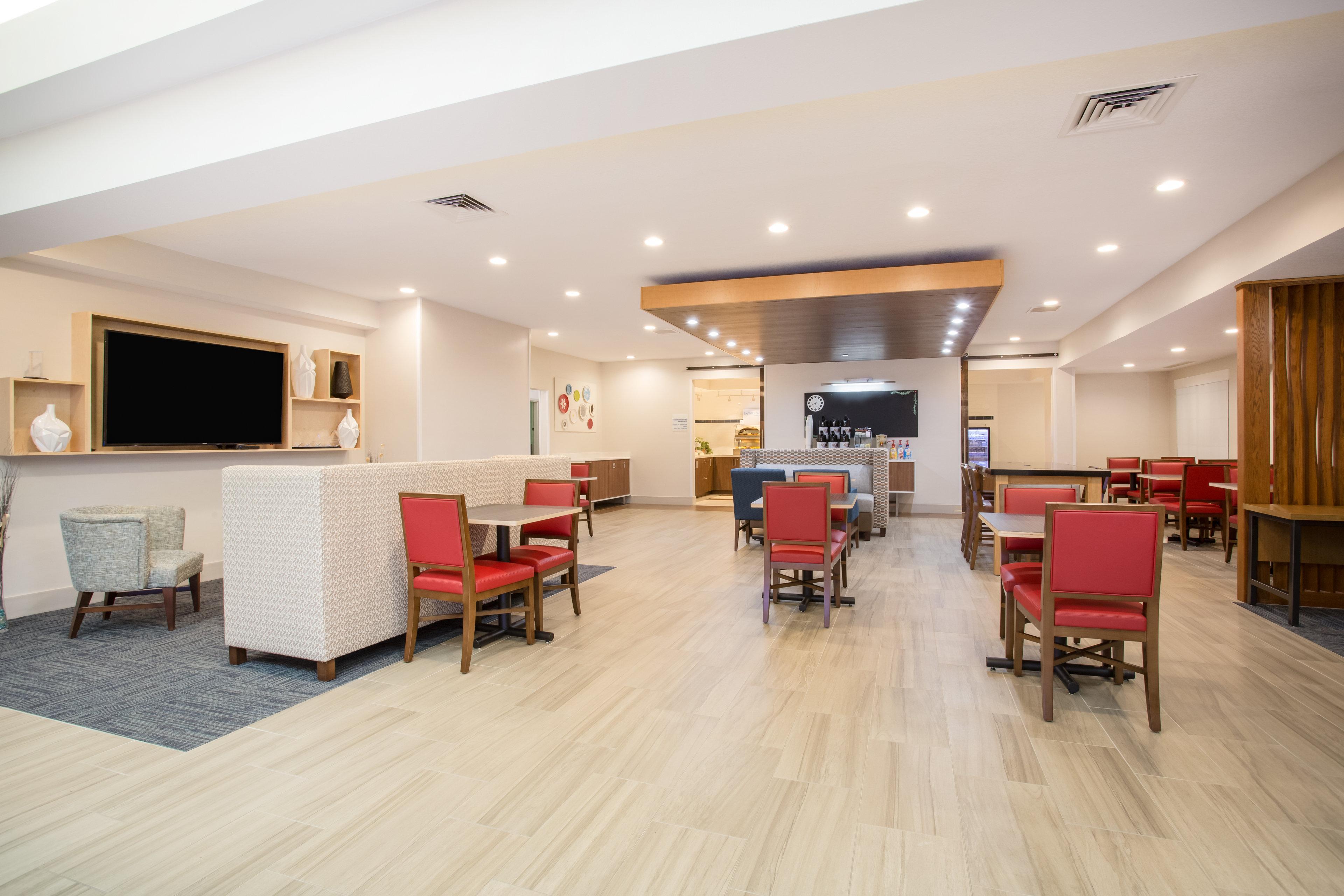 Holiday Inn Express Hotel & Suites Fort Collins By Ihg Exterior photo